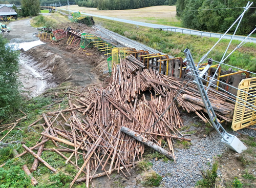 Urspårat tåg med timmer