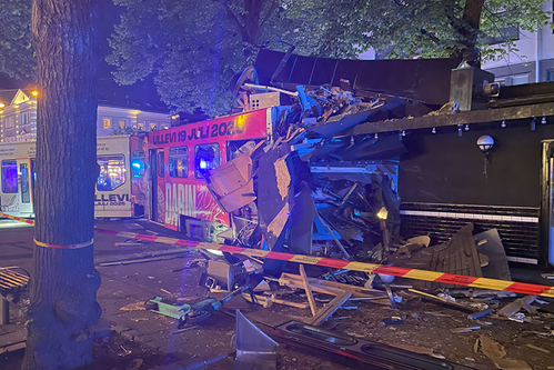 Spårvagn som kört in i restaurang. Avspärrningsband i förgrunden.